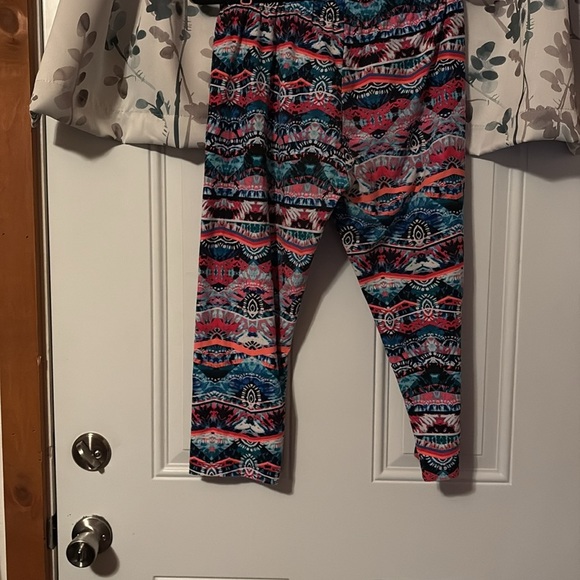 Patterned Leggings - Picture 2 of 4